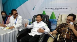 GRATIS  -  Direktur Utama BPJS Kesehatan Ghufron Mukti, mencoba menggunaakan kursi pijat relaksasi yang disediakan di posko BPJS Kesehatan  yang ada di Jalan Tol Km 429 A Ungaran. (tya)