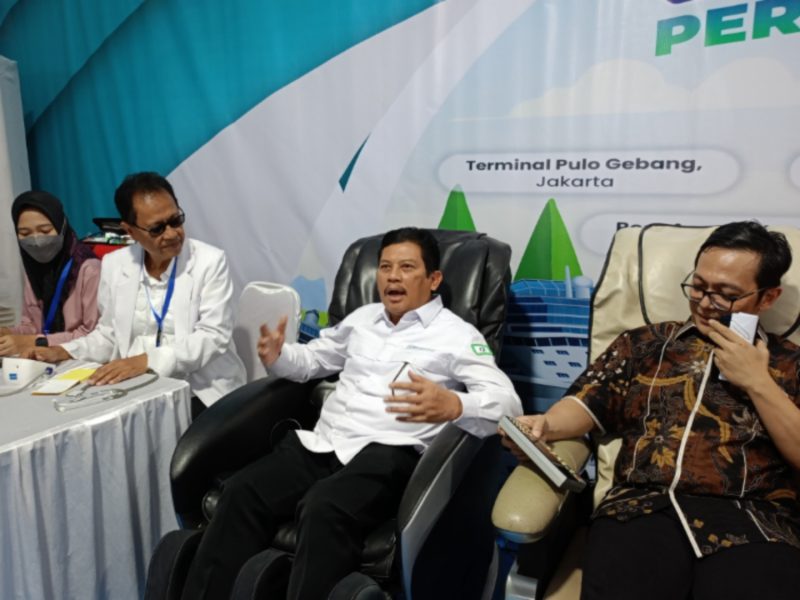 GRATIS  -  Direktur Utama BPJS Kesehatan Ghufron Mukti, mencoba menggunaakan kursi pijat relaksasi yang disediakan di posko BPJS Kesehatan  yang ada di Jalan Tol Km 429 A Ungaran. (tya)