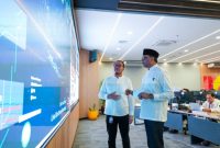 JARINGAN - SVP Head of Network Operations Indosat Ooredoo Hutchison Raden Tofan (kiri) dan President Director & Chief Executive Officer Indosat Ooredoo Hutchison Vikram Sinha tengah memantau monitor sistem operasi jaringan yang diperkuat dengan AI dan cognitive learning yang dinamakan INFINITE (Intelligent Network for Innovative and Transformational Experience) di pusat operasi jaringan Indosat Jakarta..(ist/tya)