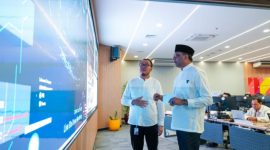 JARINGAN - SVP Head of Network Operations Indosat Ooredoo Hutchison Raden Tofan (kiri) dan President Director & Chief Executive Officer Indosat Ooredoo Hutchison Vikram Sinha tengah memantau monitor sistem operasi jaringan yang diperkuat dengan AI dan cognitive learning yang dinamakan INFINITE (Intelligent Network for Innovative and Transformational Experience) di pusat operasi jaringan Indosat Jakarta..(ist/tya)