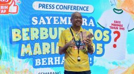 CEO PT Marimas Putera Kencana, Harjanto Halim menunjukan uang Rp 30 juta yang sudah disiapkan sebagai hadiah sayembara kaos Marimas 1995.