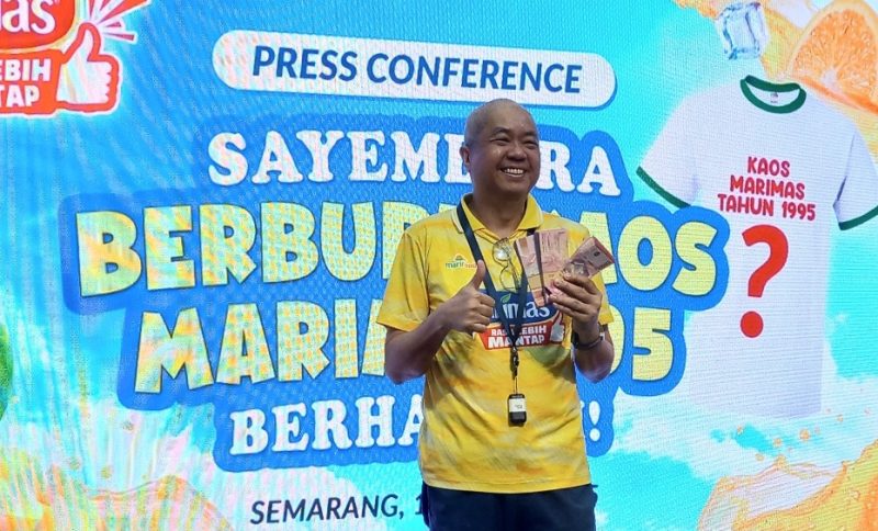CEO PT Marimas Putera Kencana, Harjanto Halim menunjukan uang Rp 30 juta yang sudah disiapkan sebagai hadiah sayembara kaos Marimas 1995.