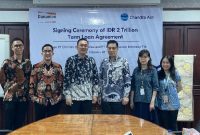 - KERJASAMA- Chandra Asri Group melalui entitas investasi infrastruktur Perseroan, PT Chandra Daya Investasi (CDI) telah menandatangani perjanjian fasilitas term loan senilai Rp 2 triliun dengan PT Bank Danamon Indonesia Tbk (Danamon) dengan tenor 7 (tujuh) tahun. Foto : Dok.Humas/metrojateng.id