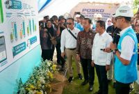 - SPKLU REST AREA- Menteri ESDM, Bahlil Lahadalia (kedua dari kanan), dan Menteri Kependudukan dan Pembangunan Keluarga, Wihaji (ketiga dari kanan), menerima penjelasan walking gallery dari Direktur Utama PLN, Darmawan Prasodjo (kanan) terkait kondisi kelistrikan dan kesiapan SPKLU di wilayah Jateng dan DIY pada Kamis, (20/3) di SPKLU Rest Area Km 379A, Batang, Jawa Tengah. Foto : Dok.PLN/metrojateng.id