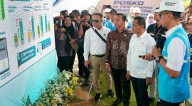 - SPKLU REST AREA- Menteri ESDM, Bahlil Lahadalia (kedua dari kanan), dan Menteri Kependudukan dan Pembangunan Keluarga, Wihaji (ketiga dari kanan), menerima penjelasan walking gallery dari Direktur Utama PLN, Darmawan Prasodjo (kanan) terkait kondisi kelistrikan dan kesiapan SPKLU di wilayah Jateng dan DIY pada Kamis, (20/3) di SPKLU Rest Area Km 379A, Batang, Jawa Tengah. Foto : Dok.PLN/metrojateng.id