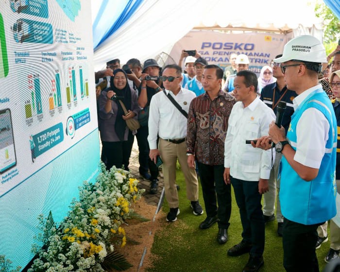 - SPKLU REST AREA- Menteri ESDM, Bahlil Lahadalia (kedua dari kanan), dan Menteri Kependudukan dan Pembangunan Keluarga, Wihaji (ketiga dari kanan), menerima penjelasan walking gallery dari Direktur Utama PLN, Darmawan Prasodjo (kanan) terkait kondisi kelistrikan dan kesiapan SPKLU di wilayah Jateng dan DIY pada Kamis, (20/3) di SPKLU Rest Area Km 379A, Batang, Jawa Tengah. Foto : Dok.PLN/metrojateng.id