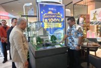 STAND PAMERAN - Ketua DPD REI Jateng Harmawan Mardiyantto mengunjungi stand pameran REI Expo II di Queen City Mal. (tya)