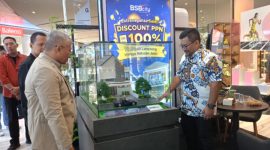 STAND PAMERAN - Ketua DPD REI Jateng Harmawan Mardiyantto mengunjungi stand pameran REI Expo II di Queen City Mal. (tya)