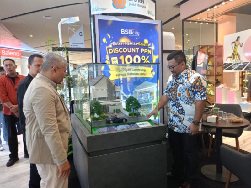 STAND PAMERAN - Ketua DPD REI Jateng Harmawan Mardiyantto mengunjungi stand pameran REI Expo II di Queen City Mal. (tya)
