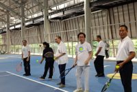 PUKULAN PERTAMA - Komisaris PT Tiara Bukit Kencana Dr (HC) Iwan Hidayat ((dua dari kanan) didampingi Walikota Semarang tengah memukul bola pertama yang menandai dibukanya Unitiy Sport Center Semarang pada Rabu (23/4/2025). (Tya)