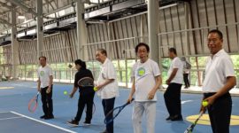 PUKULAN PERTAMA - Komisaris PT Tiara Bukit Kencana Dr (HC) Iwan Hidayat ((dua dari kanan)  didampingi Walikota Semarang tengah memukul bola pertama yang menandai dibukanya Unitiy Sport  Center Semarang pada Rabu (23/4/2025). (Tya)