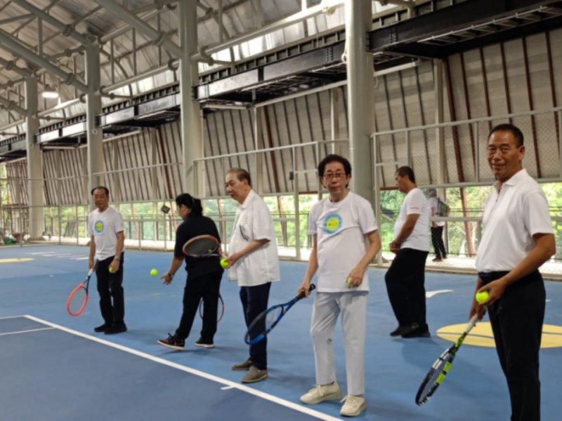 PUKULAN PERTAMA - Komisaris PT Tiara Bukit Kencana Dr (HC) Iwan Hidayat ((dua dari kanan)  didampingi Walikota Semarang tengah memukul bola pertama yang menandai dibukanya Unitiy Sport  Center Semarang pada Rabu (23/4/2025). (Tya)