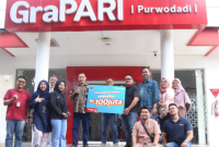 PROGRAM DIGOSOK HEPI - GM Consumer Sales Business Region Jawa Tengah-DIY, Gamada di GraPARI, bersama pemenang Program Digosok Hepi, Agus Rianto foto bersama dengan penitia undian di gedung GraPari Telkomsel Purwodadi. (ist/tya)