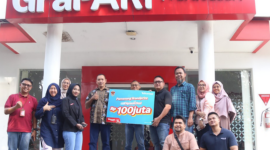 PROGRAM DIGOSOK HEPI - GM Consumer Sales Business Region Jawa Tengah-DIY, Gamada di GraPARI, bersama pemenang Program Digosok Hepi, Agus Rianto foto bersama dengan penitia undian di gedung GraPari Telkomsel Purwodadi. (ist/tya)