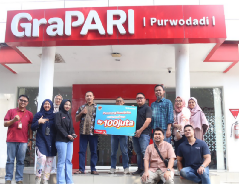 PROGRAM DIGOSOK HEPI - GM Consumer Sales Business Region Jawa Tengah-DIY, Gamada di GraPARI, bersama pemenang Program Digosok Hepi, Agus Rianto foto bersama dengan penitia undian di gedung GraPari Telkomsel Purwodadi. (ist/tya)