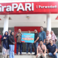 PROGRAM DIGOSOK HEPI - GM Consumer Sales Business Region Jawa Tengah-DIY, Gamada di GraPARI, bersama pemenang Program Digosok Hepi, Agus Rianto foto bersama dengan penitia undian di gedung GraPari Telkomsel Purwodadi. (ist/tya)