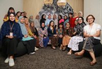 LESTARIKAN BUDAYA - karyawan Telkomsel Regional Jawa Tengah & DIY menunjukkan semangat kebersamaan dalam pelestarian budaya dengan kompak mengenakan batik dan kebaya saat beraktivitas di kantor pada peringatan Hari Kartini. (ist/Tya)