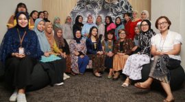 LESTARIKAN BUDAYA - karyawan Telkomsel Regional Jawa Tengah & DIY menunjukkan semangat kebersamaan dalam pelestarian budaya dengan kompak mengenakan batik dan kebaya saat beraktivitas di kantor pada peringatan Hari Kartini. (ist/Tya)