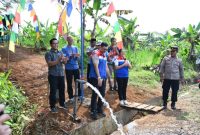 AIR BERSIH - Catur Dermawan, Direktur Finance & Business Support PT Pertamina Lubricants, saat meresmikan symur bor di desa Bandingan Kabupaten Banjarnegara. (ist/Tya)