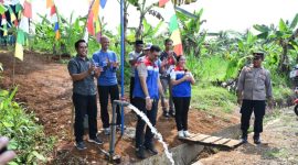AIR BERSIH - Catur Dermawan, Direktur Finance & Business Support PT Pertamina Lubricants, saat meresmikan symur bor di desa Bandingan Kabupaten Banjarnegara. (ist/Tya)