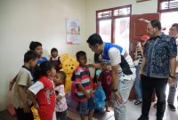 RUMAH SEHAT - Area Manager Communication, Relations, & Corporate Social Responsibility (CSR) Pertamina Patra Niaga Regional Jawa Bagian Tengah, Taufiq Kurniawan, menyapa anak anak di Rumah Sehat Pertamina yang ada di kelurahan Tanjung Mas Semarang. (ist/Tya)