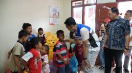 RUMAH SEHAT - Area Manager Communication, Relations, & Corporate Social Responsibility (CSR) Pertamina Patra Niaga Regional Jawa Bagian Tengah, Taufiq Kurniawan, menyapa anak anak di Rumah Sehat Pertamina yang ada di kelurahan Tanjung Mas Semarang. (ist/Tya)