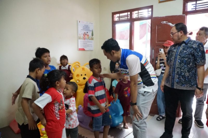 RUMAH SEHAT - Area Manager Communication, Relations, & Corporate Social Responsibility (CSR) Pertamina Patra Niaga Regional Jawa Bagian Tengah, Taufiq Kurniawan, menyapa anak anak di Rumah Sehat Pertamina yang ada di kelurahan Tanjung Mas Semarang. (ist/Tya)