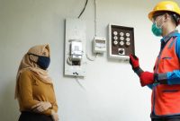 - CEK METERAN- Petugas PLN tengah mengecek salah satu meteran listrik pelanggan. Foto : Dok.PLN/metrojateng.id