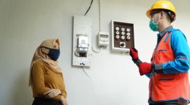 - CEK METERAN- Petugas PLN tengah mengecek salah satu meteran listrik pelanggan. Foto : Dok.PLN/metrojateng.id
