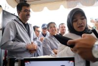 - BIOMETRIK- (ki-ka) Presiden Direktur & CEO XL Axiata, Rajeev Sethi, dan Menteri Komunikasi dan Digital RI, Meutya Hafid, didampingi jajaran pejabat Kementerian Komunikasi dan Digital, sedang memperhatikan proses demo layanan eSIM dan registrasi kartu prabayar berbasis teknologi biometrik pengenalan wajah (Face Recognition). Foto : Dok.XL/metrojateng.id