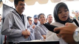 - BIOMETRIK- (ki-ka) Presiden Direktur & CEO XL Axiata, Rajeev Sethi, dan Menteri Komunikasi dan Digital RI, Meutya Hafid, didampingi jajaran pejabat Kementerian Komunikasi dan Digital, sedang memperhatikan proses demo layanan eSIM dan registrasi kartu prabayar berbasis teknologi biometrik pengenalan wajah (Face Recognition). Foto : Dok.XL/metrojateng.id