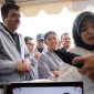 - BIOMETRIK- (ki-ka) Presiden Direktur & CEO XL Axiata, Rajeev Sethi, dan Menteri Komunikasi dan Digital RI, Meutya Hafid, didampingi jajaran pejabat Kementerian Komunikasi dan Digital, sedang memperhatikan proses demo layanan eSIM dan registrasi kartu prabayar berbasis teknologi biometrik pengenalan wajah (Face Recognition). Foto : Dok.XL/metrojateng.id