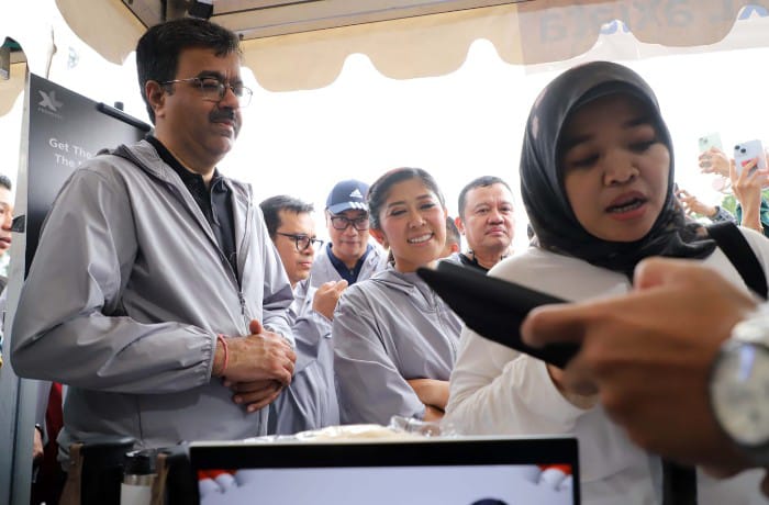 - BIOMETRIK- (ki-ka) Presiden Direktur & CEO XL Axiata, Rajeev Sethi, dan Menteri Komunikasi dan Digital RI, Meutya Hafid, didampingi jajaran pejabat Kementerian Komunikasi dan Digital, sedang memperhatikan proses demo layanan eSIM dan registrasi kartu prabayar berbasis teknologi biometrik pengenalan wajah (Face Recognition). Foto : Dok.XL/metrojateng.id
