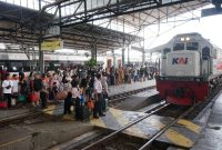 - PENUMPANG- Penumpang kereta api memadati stasiun - stasiun di wilayah KAI Daop 4 Semarang selama masa lebaran. Foto : Dok.Daop4/metrojateng.id