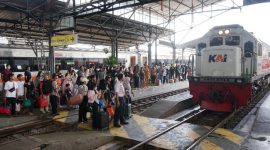 - PENUMPANG- Penumpang kereta api memadati stasiun - stasiun di wilayah KAI Daop 4 Semarang selama masa lebaran. Foto : Dok.Daop4/metrojateng.id
