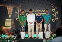 - APRESIASI- PT Kereta Api Pariwisata (KAI Wisata) memberikan apresiasi bagi 11 porter yang aktif menerima order online dari aplikasi e-Porter selama masa Lebaran. Foto : Dok.Humas/meyrojateng.id