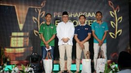 - APRESIASI- PT Kereta Api Pariwisata (KAI Wisata) memberikan apresiasi bagi 11 porter yang aktif menerima order online dari aplikasi e-Porter selama masa Lebaran. Foto : Dok.Humas/meyrojateng.id