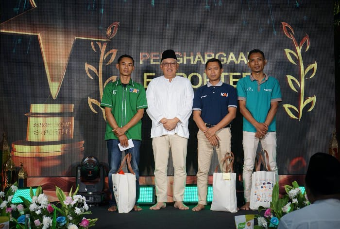 - APRESIASI- PT Kereta Api Pariwisata (KAI Wisata) memberikan apresiasi bagi 11 porter yang aktif menerima order online dari aplikasi e-Porter selama masa Lebaran. Foto : Dok.Humas/meyrojateng.id