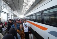 - NAIK KERETA- Penumpang antri naik kereya api di Stasiun Tawang Semarang. Foto : Dok.Daop4/metrojateng.id
