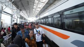 - NAIK KERETA- Penumpang antri naik kereya api di Stasiun Tawang Semarang. Foto : Dok.Daop4/metrojateng.id