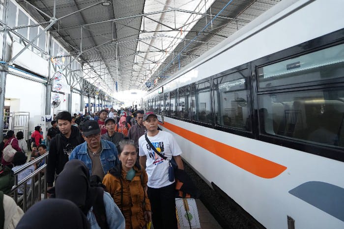 - NAIK KERETA- Penumpang antri naik kereya api di Stasiun Tawang Semarang. Foto : Dok.Daop4/metrojateng.id