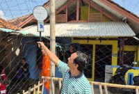Petugas PLN melakukan pengukuran medan magnet dan medan listrik pada SUTET Cibinong Saguling