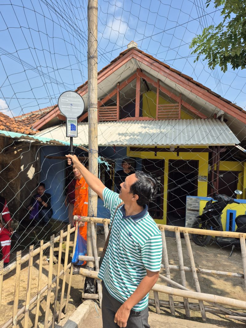 Petugas PLN melakukan pengukuran medan magnet dan medan listrik pada SUTET Cibinong Saguling
