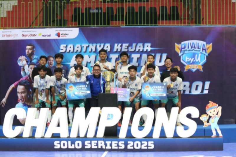 Juara PIALA by.U - Para juara turnamen Futsal Piala by.U tampak bahagia saat menerima hadiah atas kerja keras timnya . (Ist/Tya)