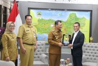 RAWAN PENYELEWENGAN - Gubernur Jateng Akhmad Luthfi  menerima Cinderamata dari Executive GM PT Pertamina Patra Niaga Region Jawa Bagian Tengah Aribawa, usai melakukan Audensi di kantor Gubernur, Senin, (25/5/2025). (ist)