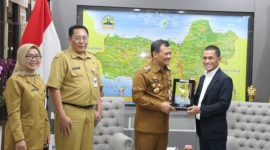 RAWAN PENYELEWENGAN - Gubernur Jateng Akhmad Luthfi  menerima Cinderamata dari Executive GM PT Pertamina Patra Niaga Region Jawa Bagian Tengah Aribawa, usai melakukan Audensi di kantor Gubernur, Senin, (25/5/2025). (ist)