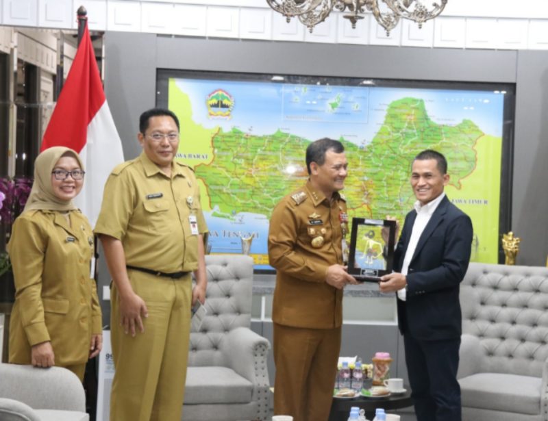 RAWAN PENYELEWENGAN - Gubernur Jateng Akhmad Luthfi  menerima Cinderamata dari Executive GM PT Pertamina Patra Niaga Region Jawa Bagian Tengah Aribawa, usai melakukan Audensi di kantor Gubernur, Senin, (25/5/2025). (ist)