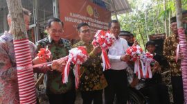 - KANDANG PETELUR MERAH PUTIH- Presdir Charoen Pokphand Indonesia Tbk, Dr (HC) Tjiu Thomas Effendy, meresmikan pengoperasian Kandang Petelur Merah Putih untuk Pemberdayaan Disabilitas di Gunungkidul Yogyakarta, Jumat (16/5/2025). Foto : Dok.Humas/metrojateng.id