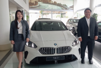 MELUNCUR - Ahmad Rifai, branch manager Semarang, saat peluncuran BMW X3 dan BMW seri 2 Gran Coupé, di dealer BMW Semarang. (tya)