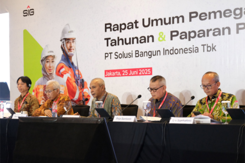 KINERJA POSITIF - Jajaran Direksi PT Solusi 
Bangun Indonesia yang 
dipimpin Direkrut Utama  Perseroan Asri Mukhtar melakukan Rapat Umum Pemegang Saham (RUPS) Tahunan , Rabu (25/6/2025). (ist/Tya)